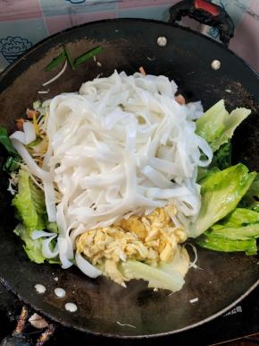 放入炒好的鸡蛋，河粉翻炒均匀！