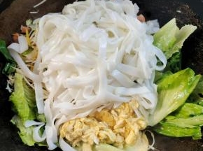 放入炒好的鸡蛋，河粉翻炒均匀！