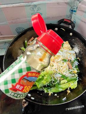 放入一铲生抽调味儿！