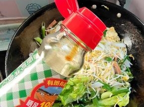 放入一铲生抽调味儿！