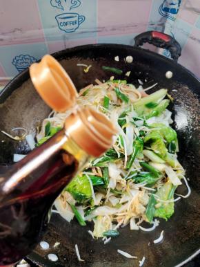 再倒入少许的红烧酱油调色！