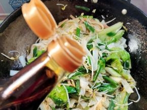 再倒入少许的红烧酱油调色！