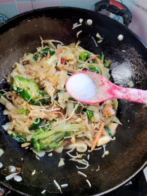 放入一勺盐翻炒均匀！