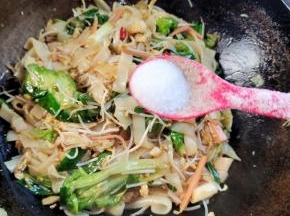 放入一勺盐翻炒均匀！