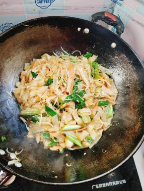 起锅前放入适量的鸡精调味即可！