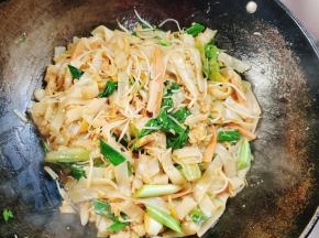 起锅前放入适量的鸡精调味即可！