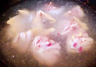 锅中烧开水放入鸡块同时倒入料酒焯水断生去除杂质