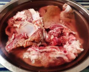 新鲜的羊肉买回来在清水中浸泡一个小时去除血水