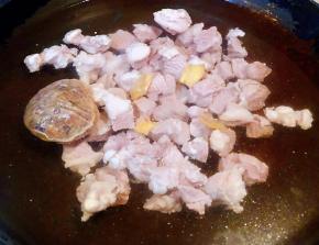 准备所有调味料装入纱布包中扎紧、姜片、羊肉放入锅中添加适量清水大火炖起来