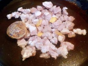 准备所有调味料装入纱布包中扎紧、姜片、羊肉放入锅中添加适量清水大火炖起来