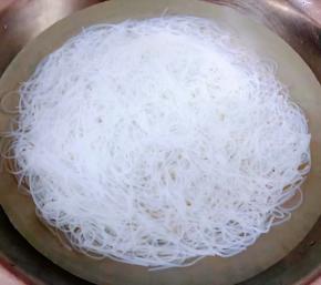 粉丝洗净在开水中大火煮至断生没有硬心即可立即放入冷水中过凉