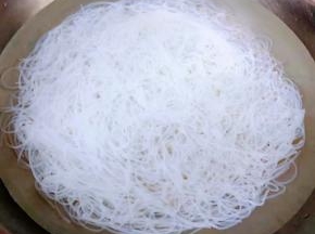 粉丝洗净在开水中大火煮至断生没有硬心即可立即放入冷水中过凉