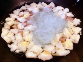 放入粉丝同时放入盐和胡椒粉、味精调味均匀