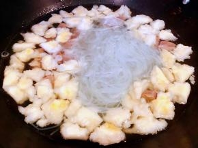 放入粉丝同时放入盐和胡椒粉、味精调味均匀