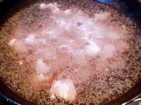 锅中烧开水放入羊肉块再放入料酒焯水去除多余的油脂和杂质
