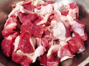 浸泡好的羊肉洗净切成大小均匀的块状