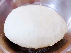 发至两倍大的面条揉好分成几份小面条再揉好擀成小圆饼醒五分钟