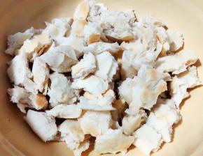 小圆饼取出凉至不烫手时掰成大小均匀的小块