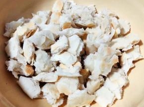 小圆饼取出凉至不烫手时掰成大小均匀的小块
