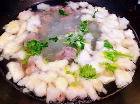 食材和汤汁完全入味最后撒上香菜提鲜即可出锅享用