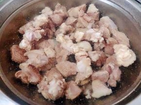  焯好水的羊肉立即放人冷水中过凉多冲洗几遍