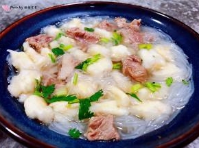 羊肉泡馍装入容器中就大功告成了