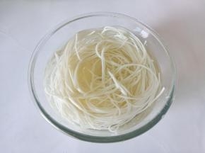 米线用清水多冲洗几遍。