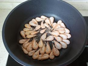 把虾爆炒至变色。