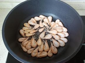 把虾爆炒至变色。