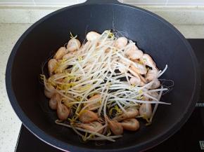 快速翻炒一分钟。