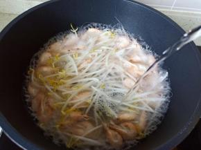 加入适量的开水，开大火煮开。