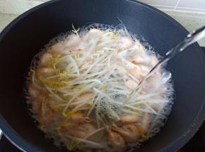 加入适量的开水，开大火煮开。