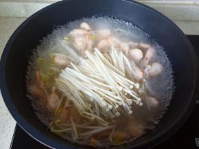 等到汤汁微微有点浓白，加入金针菇炖煮。