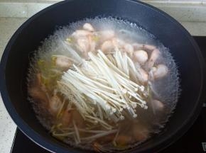 等到汤汁微微有点浓白，加入金针菇炖煮。