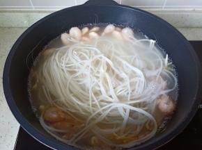 最后放入米线煮熟。