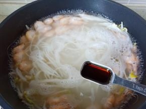 加入生抽一勺。