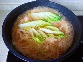 最后放入生菜煮十秒钟就可以关火了。