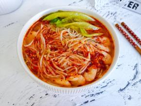 今天做了两个人的米线，这一碗是我自己吃，因为特别爱吃辣，又另外多了一份辣椒酱。