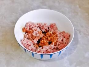 加入料酒，酱油，十三香顺时针搅拌均匀。