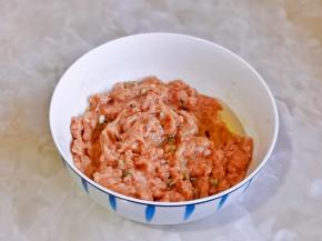 再淋上一勺食用油，锁住肉的水分。