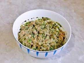 加入切碎的青菜，顺时针搅拌均匀。