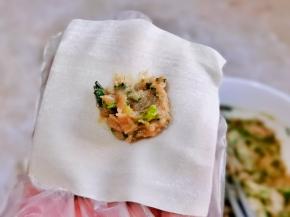 取一张馄饨皮，放上适量的馅。