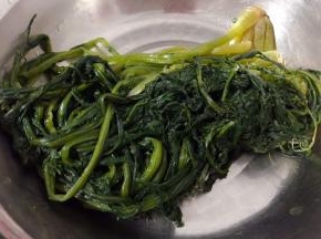 浸泡好的雪里蕻清洗干净攥干水份