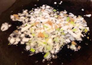 锅中倒入底油加热放入葱姜蒜爆香