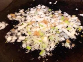 锅中倒入底油加热放入葱姜蒜爆香