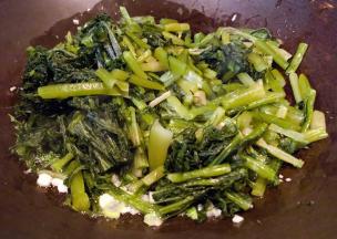 放入雪里蕻大火快速翻炒