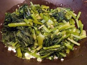 放入雪里蕻大火快速翻炒