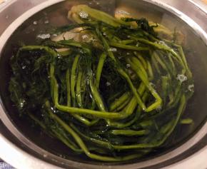 雪里蕻在清水中浸泡一个小时