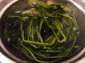 雪里蕻在清水中浸泡一个小时
