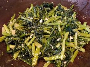 放入味精改小火翻炒